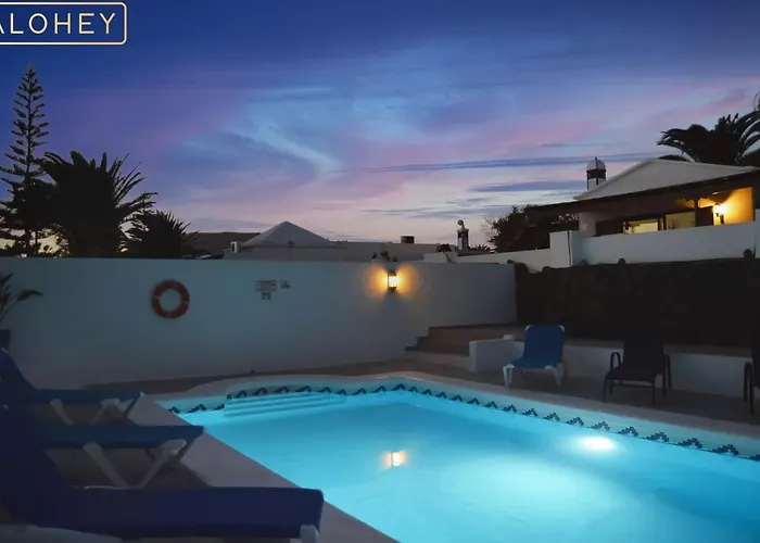 Magica 7 Minutes Walk To Center With Pool And A/c 别墅