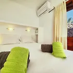 Villa Magica 7 Minutes Walk To Center With Pool And A/c *