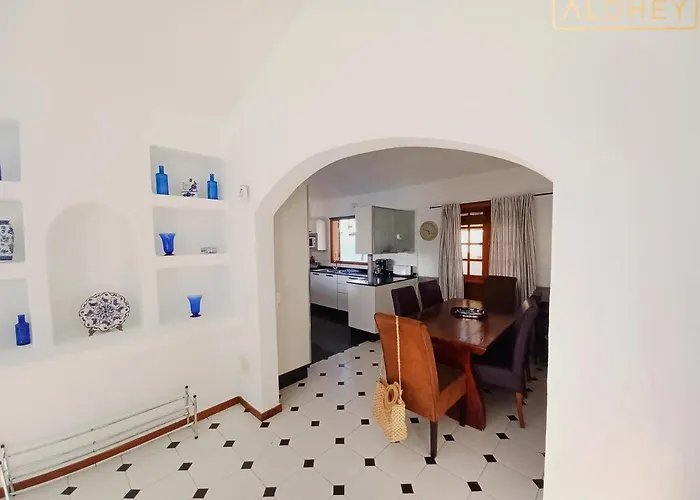 Villa Magica 7 Minutes Walk To Center With Pool And A/c