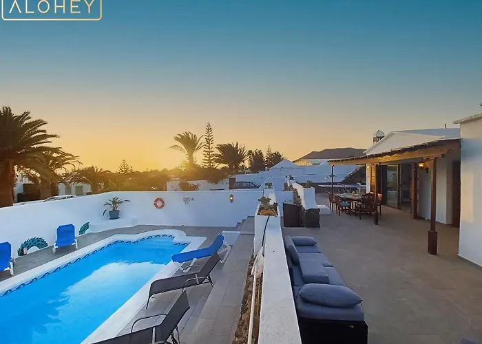 Magica 7 Minutes Walk To Center With Pool And A/c Villa